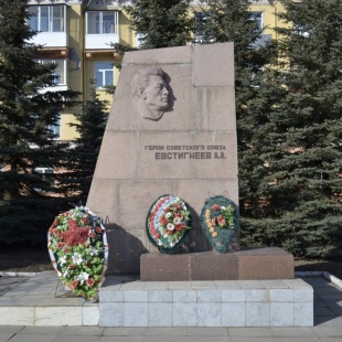 Фотография памятника Памятник А. А. Евстигнееву