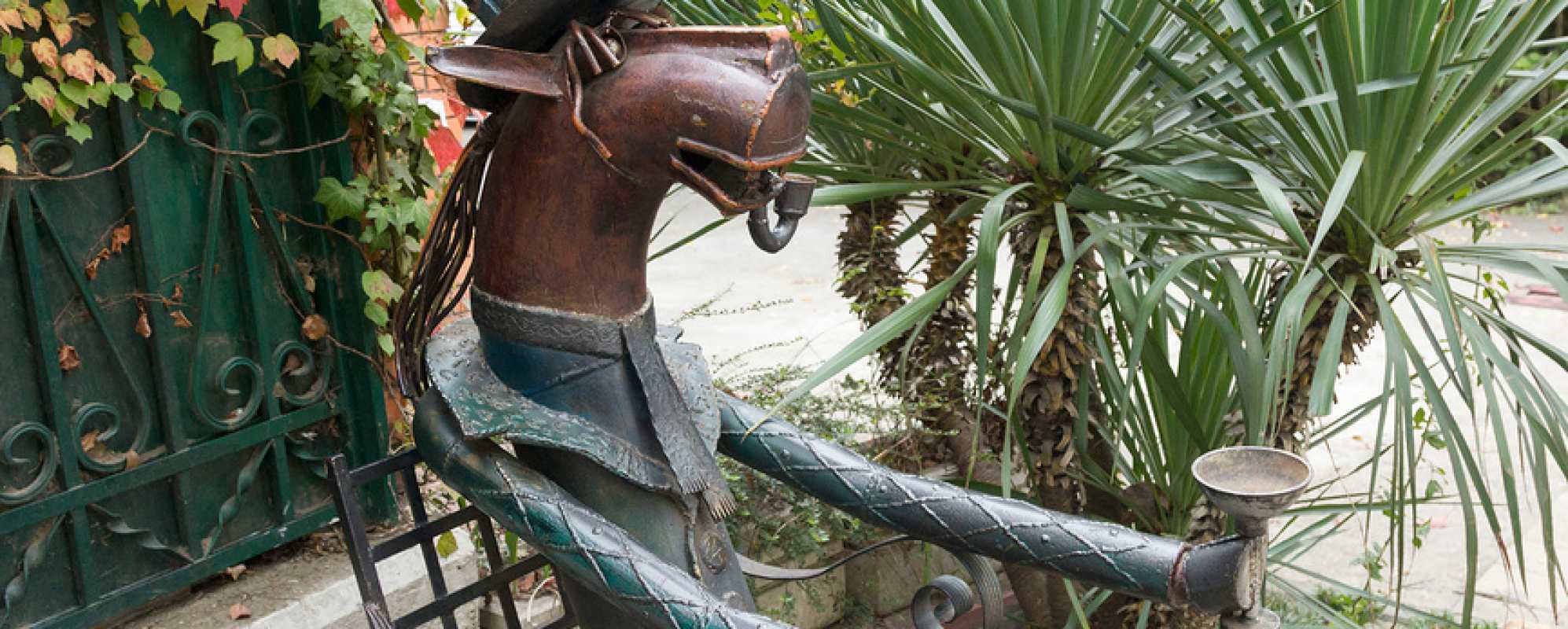 Фотографии памятника Скульптура Конь в пальто