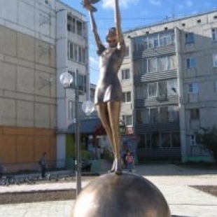 Фотография Памятник Девочка с голубем