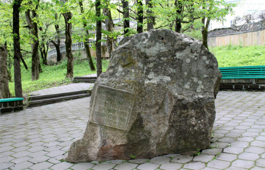 Фотографии памятника 
            Камень, упавший с вершины горы Железной