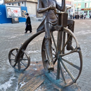 Фотография памятника Изобретателю велосипеда Ефиму Артамонову