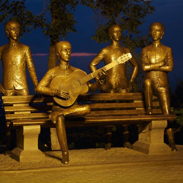 Фотографии памятника 
            Памятник The Beatles