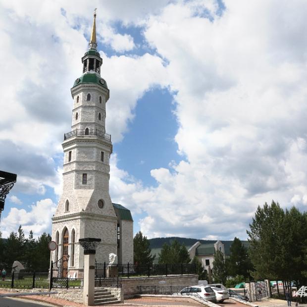 Фотографии достопримечательности 
            Башня-колокольня с часовней Иоанна Златоуста