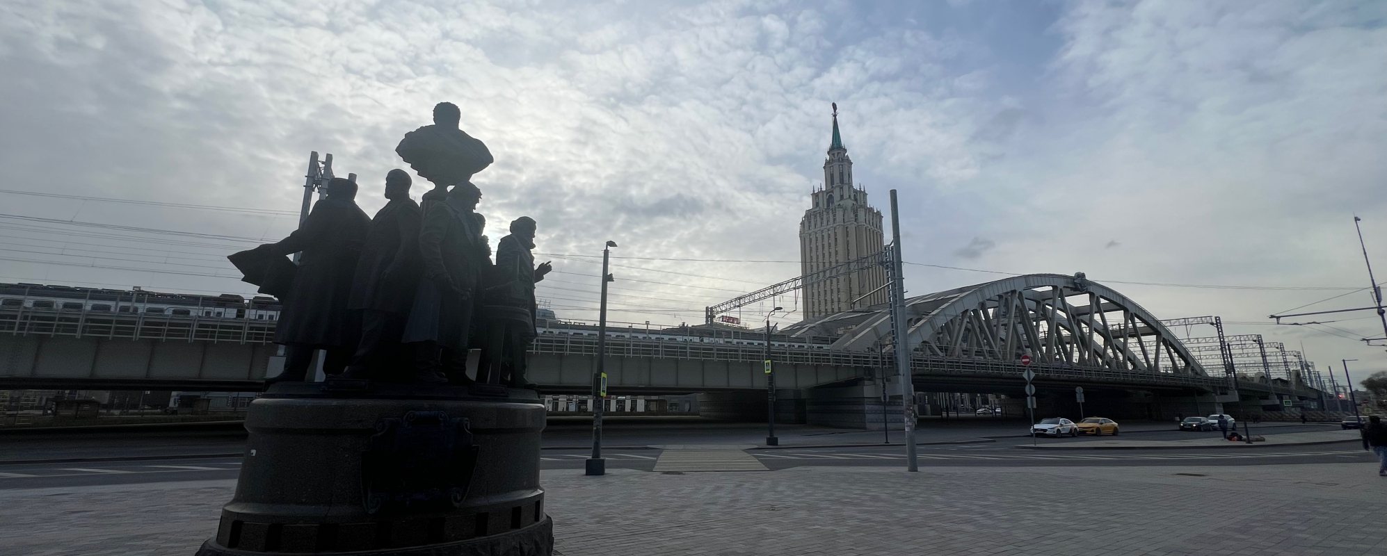 Памятник Создателям железных дорог у Казанского вокзала