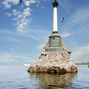 Фотография Памятник затопленным кораблям