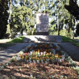 Фотография Братская могила военнопленных и мирных жителей,  погибших в концлагере Кресты