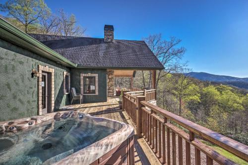 Фотографии гостевого дома 
            Huge Mountain-View Home 15 Mins to Asheville!