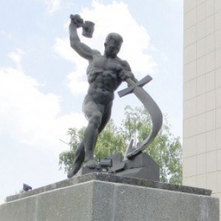 Фотография памятника Скульптура Перекуем мечи на орала