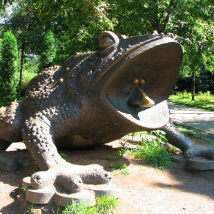 Фотография Памятник Лягушка-копилка