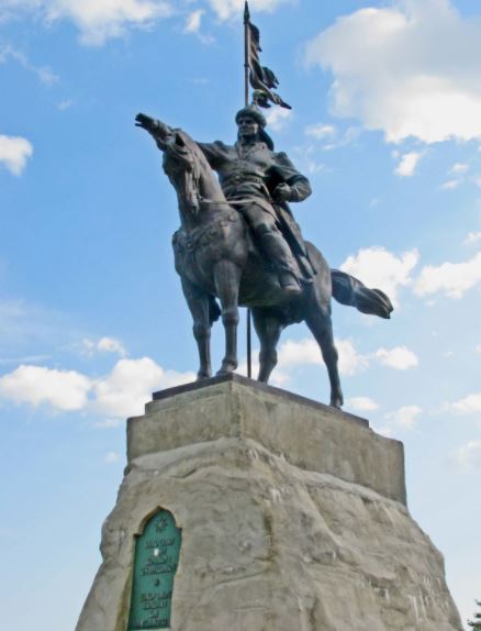 Фотографии памятника 
            Памятник булгарскому эмиру Ибрагиму I бен Мухамаду