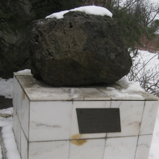 Фотография достопримечательности Мамоновский метеорит