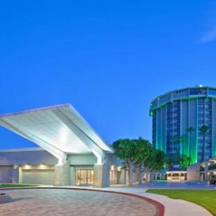 Фотографии гостиницы 
            Holiday Inn Long Beach - Airport, an IHG Hotel