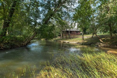 Фотографии гостевого дома 
            The Mill House Creekfront Cabin Near Chattanooga