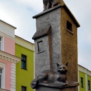 Фотография Скульптурная композиция Старый город (влюбленные коты)