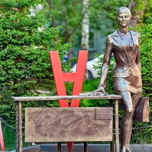 Фотография памятника Скульптура Деловая женщина