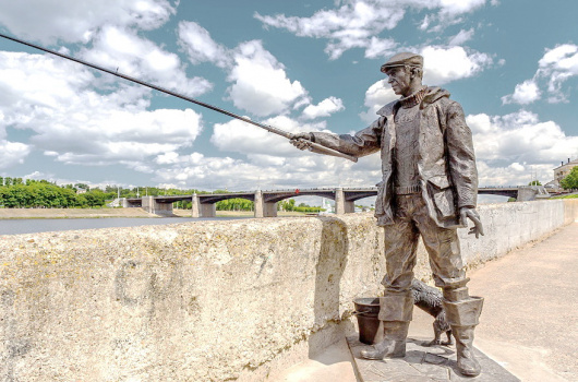 Фотографии памятника 
            Памятник рыбаку 