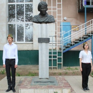 Фотография памятника Бюст Т. Д. Хахлыновой