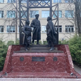 Фотография Памятник военным врачам и медсестрам