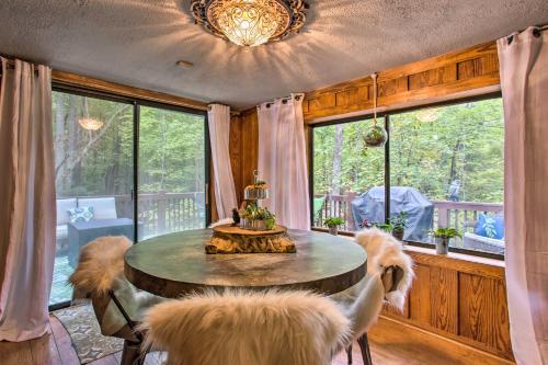 Фотографии гостевого дома 
            Cabin in Lake Lure Near Chimney Rock and Asheville!