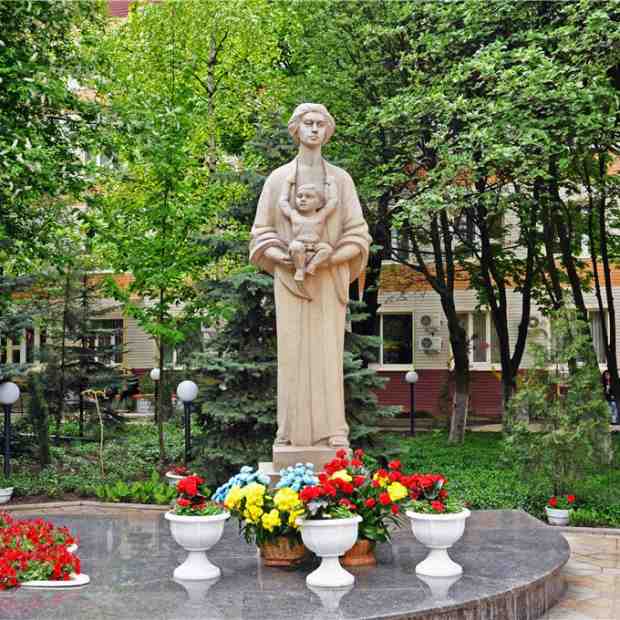Фотографии памятника 
            Памятник матери