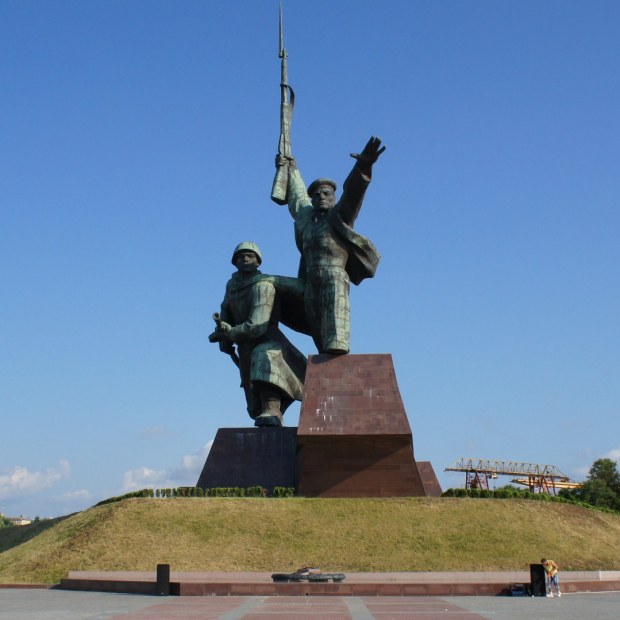 Фотографии памятника 
            Монумент Солдат и Матрос