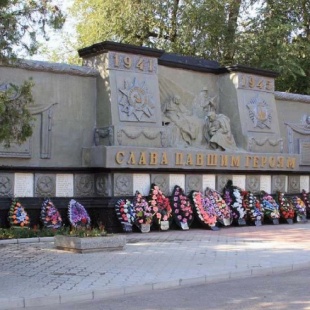 Фотография достопримечательности Братская могила Советских воинов-танкистов