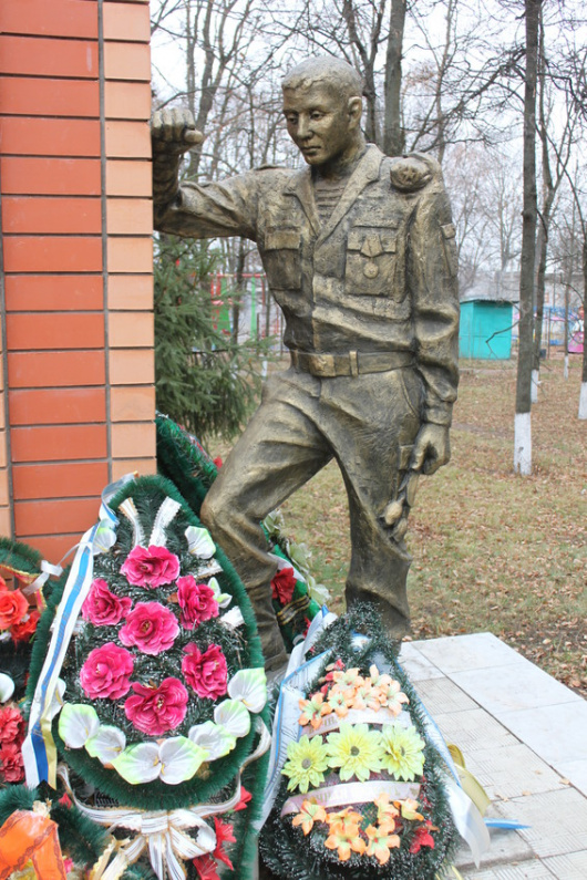 Фотографии памятника 
            Памятник Скорбящий воин