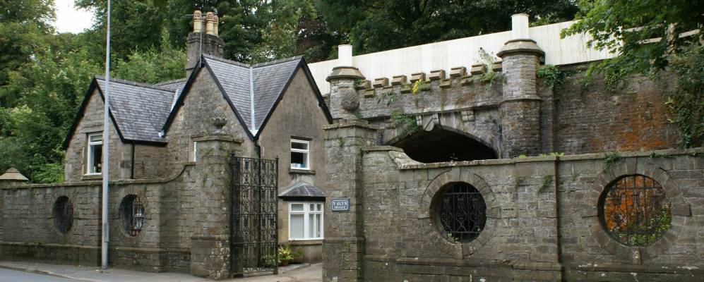 
            Фотография Менэй Бриджа