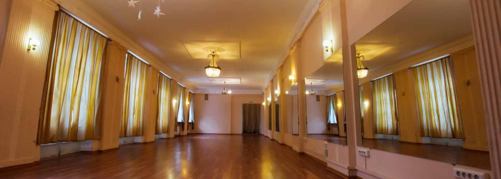 Фотография конференц-зала Паркетный зал на втором этаже ДК Металлург