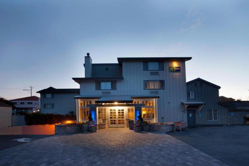 Фотография гостиницы Holiday Inn Express Monterey - Cannery Row, an IHG Hotel