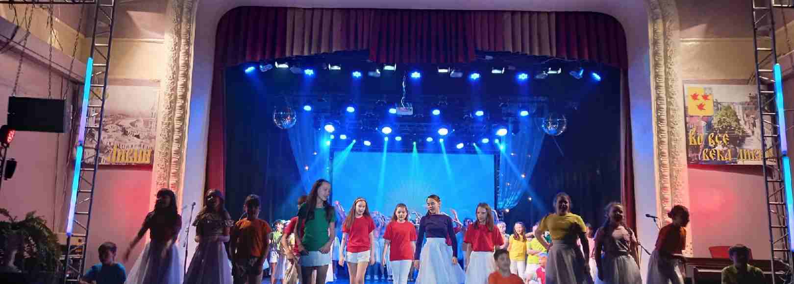 Фотография концертного зала Зрительный зал Центра молодежи Лидер