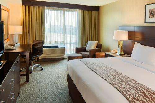 Фотография гостиницы DoubleTree by Hilton Hotel Boston Bayside