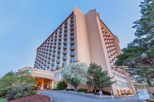 Фотография гостиницы Embassy Suites Kansas City Plaza
