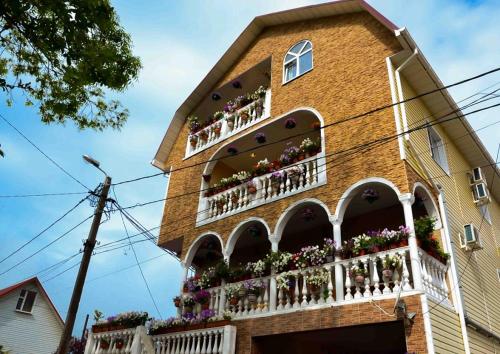 Фотографии гостевого дома
Цветочная поляна