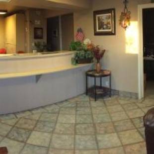 Фотографии гостиницы 
            Hilltop Inn & Suites