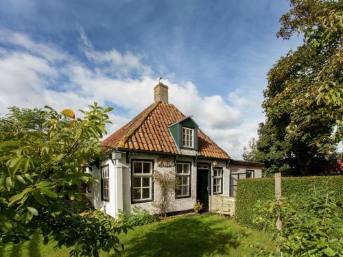 Фотография гостевого дома Fairytale Cottage in Nes Friesland with garden and terrace