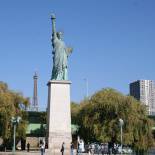 Фотография памятника Статуя Свободы в Париже