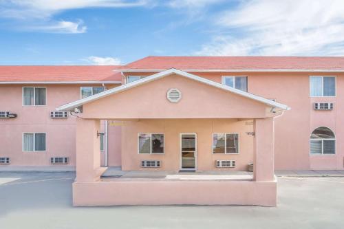 Фотография мотеля Super 8 by Wyndham Price