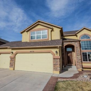 Фотография гостевого дома Desirable and Spacious with Mountain Views, Deck, Grill and Yard - Walk to coffee and ice cream!