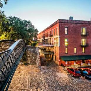 Фотографии гостиницы
River Street Inn