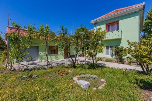 Фотография гостевого дома Apartments by the sea Kastel Stari, Kastela - 14577