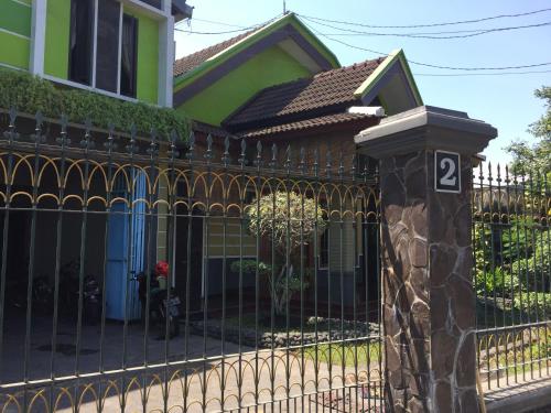 Фотография гостиницы Vaccinated Staff - OYO 1639 Penginapan Anggrek Syariah 1