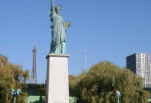 Фотография памятника Статуя Свободы в Париже