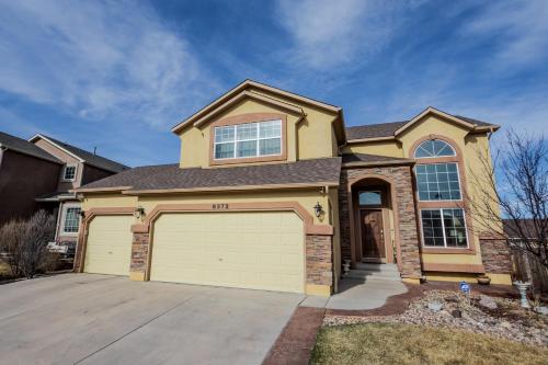 Фотография гостевого дома Desirable and Spacious with Mountain Views, Deck, Grill and Yard - Walk to coffee and ice cream!