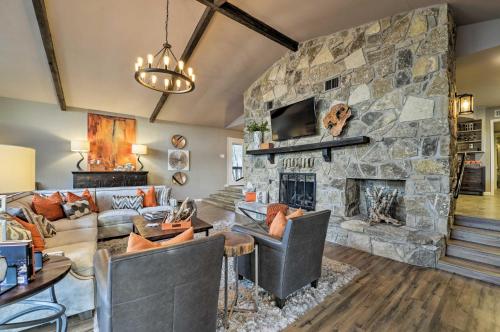 Фотография гостевого дома Bright n Breezy Waterfront Lake Granbury Getaway!