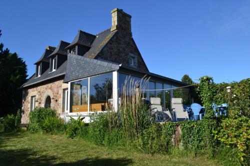 Фотография гостевого дома Grande Maison, les pieds dans l'eau, Vacances Bord de Mer (50m de la plage).