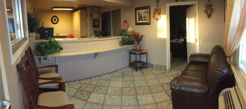 Фотография гостиницы Hilltop Inn & Suites