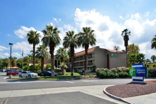 Фотография гостиницы Holiday Inn Express Palm Desert, an IHG Hotel