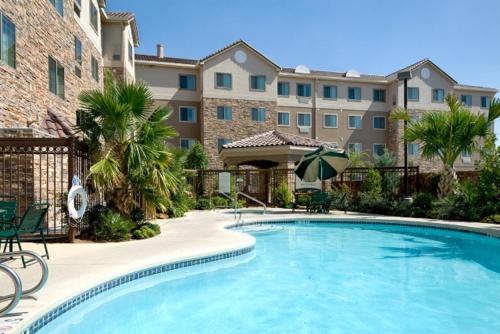 Фотография гостиницы Staybridge Suites Houston East - Baytown, an IHG Hotel