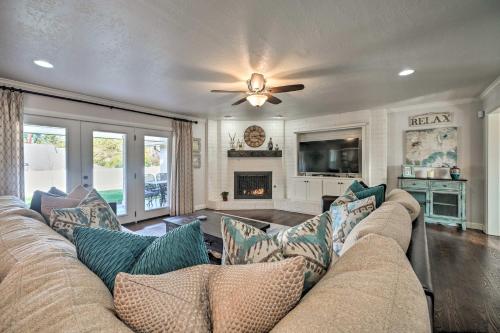 Фотографии гостевого дома 
            Casual Yet Elegant, Spacious NW Oklahoma City Home